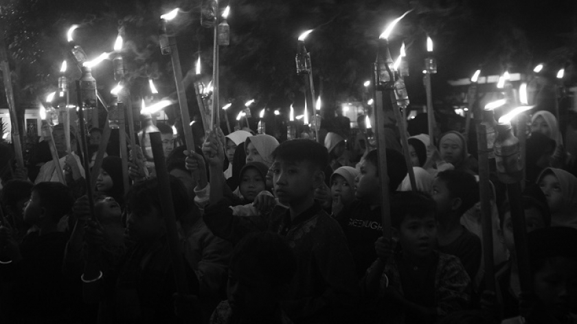 Tradisi sepak bola api di Cibiru Hilir sebagai bentuk silaturahmi dan syiar untuk mengajak umat selalu berjamaah ke masjid, Selasa (18/7/2023). (Foto : Prima Mulia/BandungBergerak.id)