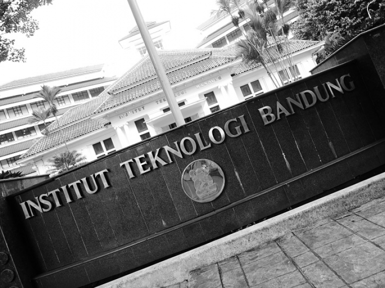 Gedung Rektorat Institut Teknologi Bandung, Jalan Tamansari, Bandung, Rabu (26/7/2023). (Foto: Fitri Amanda/BandungBergerak.id)
