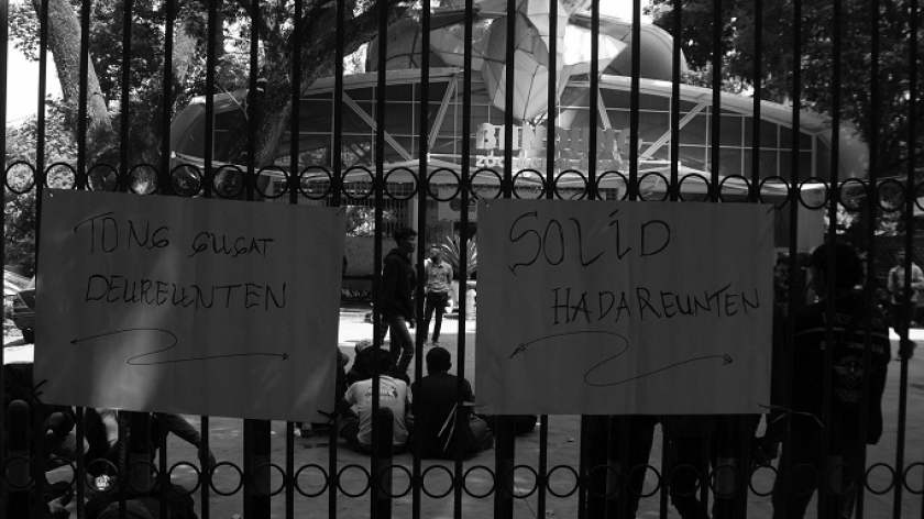 Poster protes rencana penyegelan di Bandung Zoo, Bandung, Kamis (27/7/2023). (Foto: Prima Mulia/BandungBergerak.id)