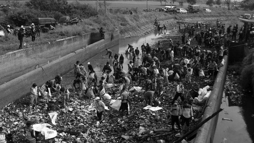 Pandawara bersama warga masyarakat dan petugas mengangkat sampah dari Sungai Cikeruh, Kabupaten Bandung, Rabu (26/7/2023). (Foto: Prima Mulia/BandungBergerak.id)