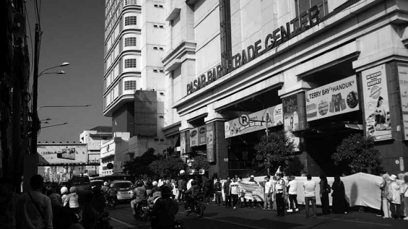 Pedagang Pasar Baru turun ke jalan menyuarakan tiga tuntutan utama, Bandung, Senin (31 /7/2023). (Foto: Prima Mulia/BandungBergerak.id)