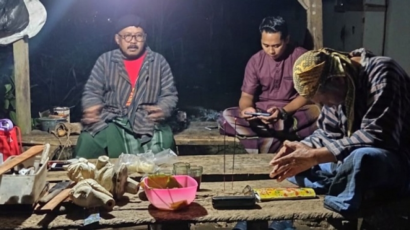 Abah Enju dan beberapa masyarakat sedang melaksanakan ritual dalam rangka syukuran Muharaman. (Foto: Andreas Fajar Purwanto)