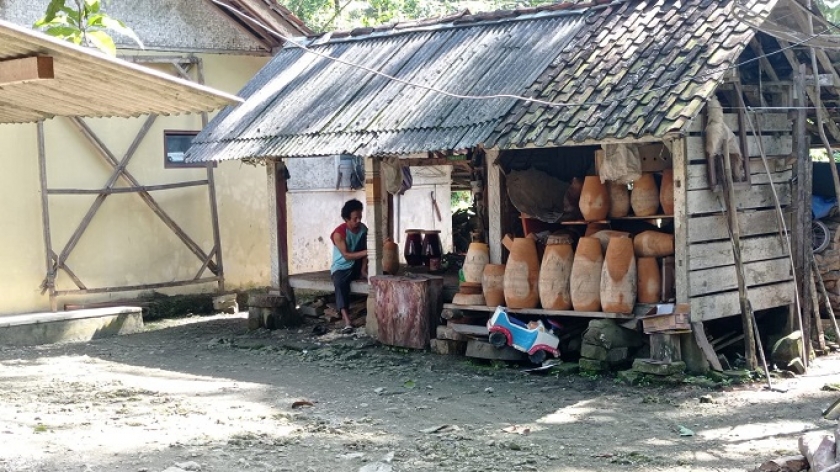 Akang Wawan Gunawan dan beberapa gendang yang sedang digarapnya. (Foto: Andreas Fajar Purwanto) 