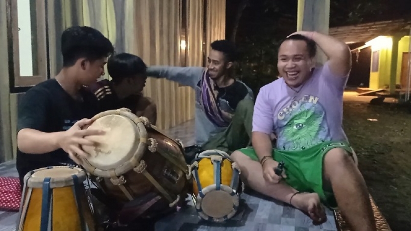 Tim PPPM Unpar sedang belajar menggendang dengan Rama, cucu dari Abah Enju. (Foto: Andreas Fajar Purwanto)