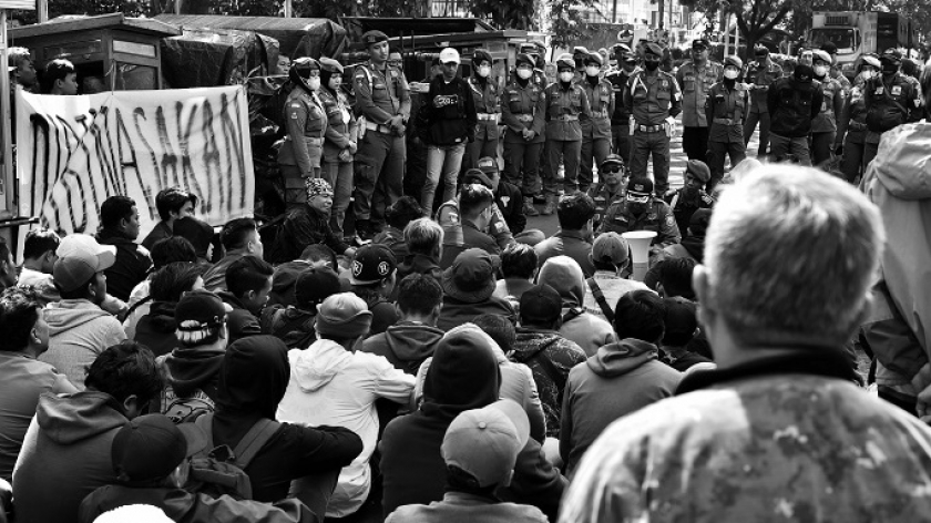 Aksi solidaritas mahasiswa KM ITB untuk para Pedagang Kaki Lima (PKL) di Jalan Ganesha, Bandung, Senin (7/8/2023). (Foto: Dini Putri/BandungBergerak.id)