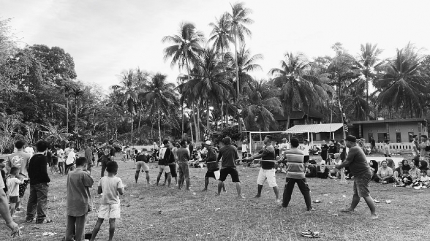 Masyarakat bersama-sama mengikuti rangkaian acara hajat laut salah satunya tarik tambang.(Foto: Dokumentasi Tim PPPM Desa Batukaras Fakultas Filsafat Unpar) 