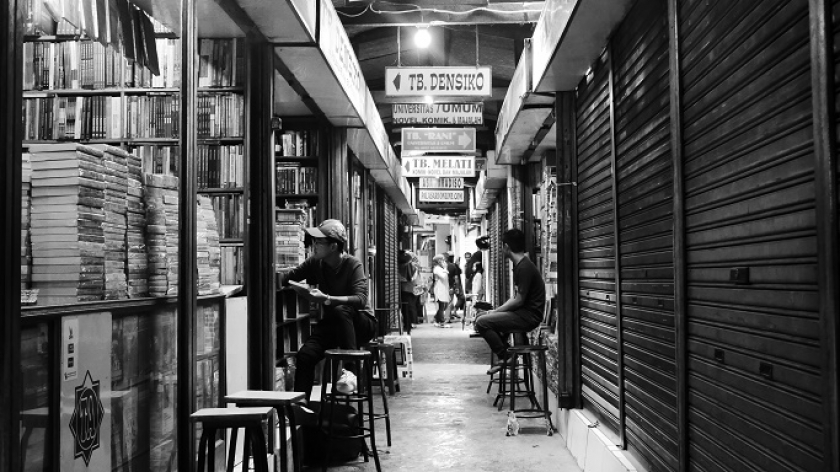 Suasana Pasar Palasari yang menyediakan berbagai macam buku, Jalan Palasari, Bandung, Kamis (3/8/2023). (Foto: Fitri Amanda/BandungBergerak.id)
