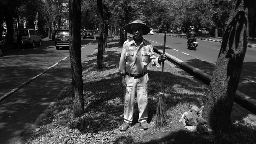 Sariban atau kini lebih dikenal disapa Abah Iban, saat ditemui di Jalan Pahlawan, Kota Bandung, Rabu (9/8/2023). (Foto: Prima Mulia/BandungBergerak.id)