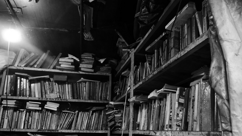 Buku-buku di Kios Buku Tjihapit, Jalan Cihapit, Bandung, Agustus 2023. (Foto: Fitri Amanda/BandungBergerak)
