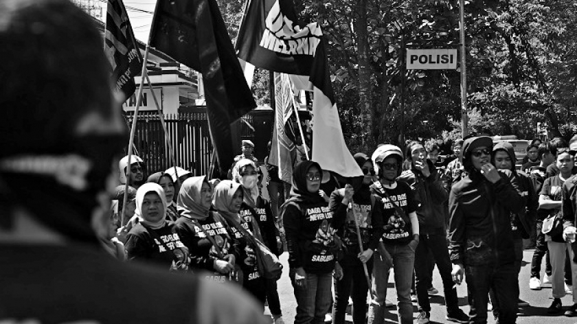 Warga Dago Elos  menggruduk kantor Kepolisian Resor Kota Besar (Polrestabes) Bandung, Senin (14/8/2023). (Foto: Dini Putri/BandungBergerak.id)