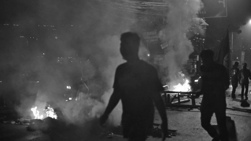 Situasi mencekam di Dago Elos, Bandung, Senin (14/8/2023) malam. Warga memblokir jalan. (Foto: Dini Putri/BandungBergerak.id)  