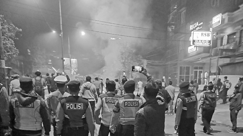 Situasi Dago Elos berujung pemblokiran jalan di depan Terminal Dago, Senin (14/8/20203) malam. (Foto: Tri Joko Her Riadi/BandungBergerak.id)
