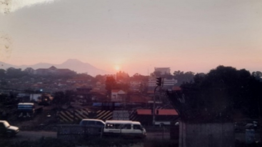 Gang Bongkaran menjadi satu dari beberapa kampung yang terdampak proyek pembangunan jalan layang Pasupati, mengharuskan sebagian warganya berpindah tempat tinggal. Sejak itu, citra daerah beling untuk Gang Bongkaran pun perlahan hilang. (Foto: Dodi Permana)