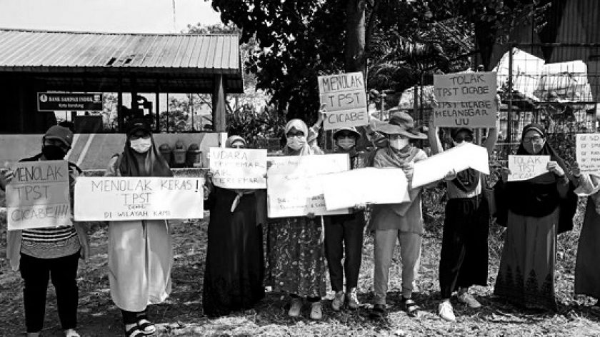 Warga kompleks City Garden Residance, Bandung, menolak rencana pembangunan Tempat Pembuangan Sampah Terpadu (TPST) Cicabe, Selasa, 22 Agustus 2023. (Foto: Dokumentasi Warga)