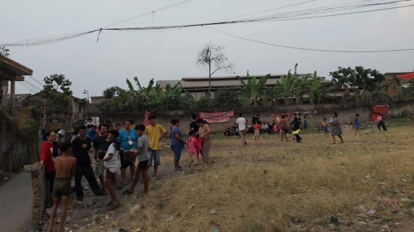 Kemeriahan Turnamen Sepak Bola di Sukamaju Kaler. Tua-muda memenuhi lapangan. (Foto: Yogi Esa Sukma Nugraha)