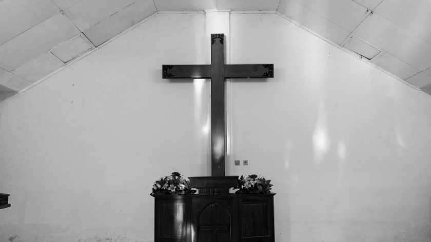 The cross and pulpit of the Pasundan Christian Church (GKP) Dayeuhkolot, Bandung Regency, Sunday, August 13, 2023. (Foto: Awla Rajul/BandungBergerak.id)