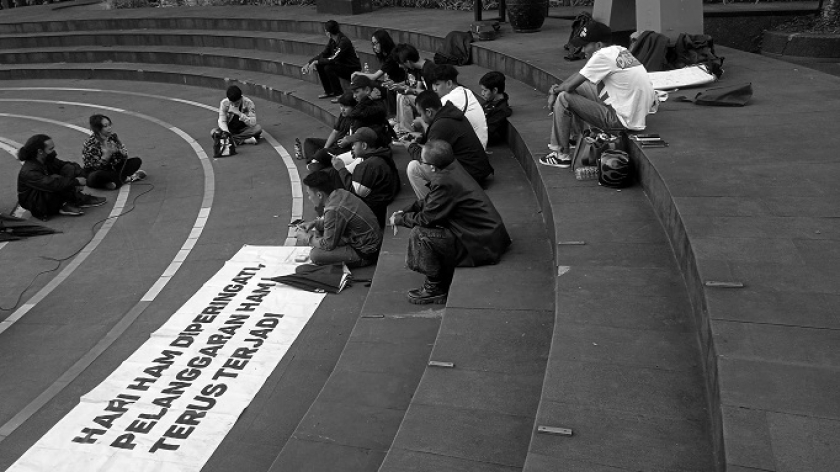 Dalam diskusi, para peserta Aksi Kamisan Bandung menyinggung juga masalah akses tanah yang kian sulit bagi kaum muda. (Foto: Prima Mulia/BandungBergerak.id) 