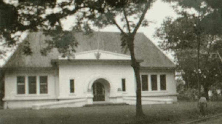 Gedung Raad van Indië (Dewan Hindia) di Batavia sekitar tahun 1934. (Koleksi KITLV 77027, Sumber digitalcollections.universiteitleiden.nl)