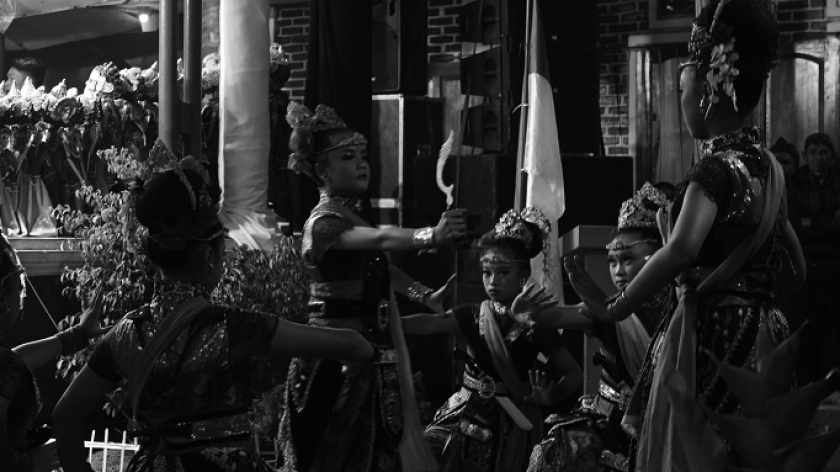 Pertunjukkan tari tradisional oleh para penghayat muda yang masih pelajar. (Foto: Tofan Aditya/BandungBergerak.id)