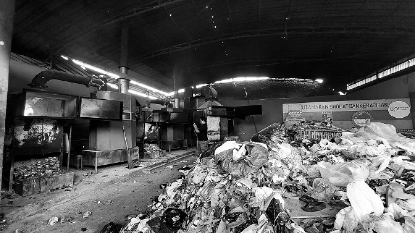 Tiga insenerator di Tempat Penampungan Sampah (TPS) Ciwastra. Tiga insenerator ini diklaim mampu membakar sampah menjadi abu hingga 16 ton perhari. (Foto: Awla Rajul/BandungBergerak.id)