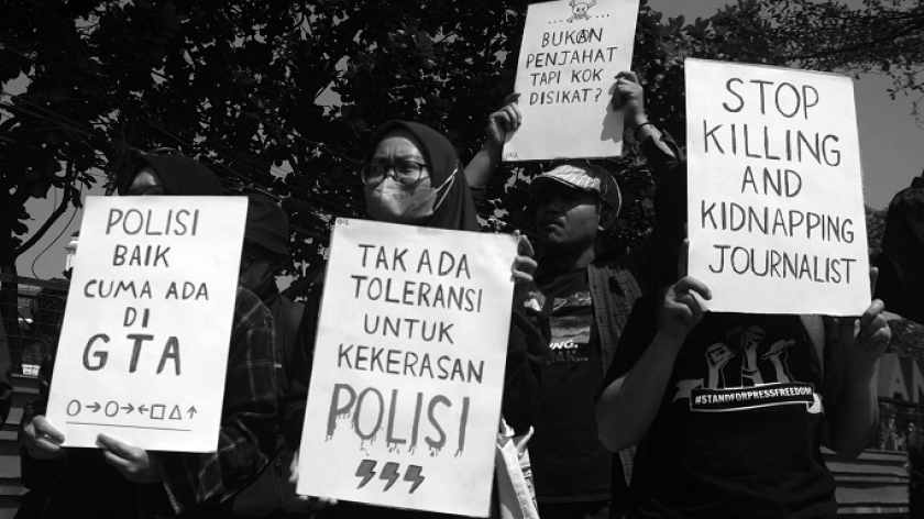 Sejumlah jurnalis dari berbagai organisasi melakukan unjuk rasa mengecam aksi kekerasan di depan Polrestabes Bandung, 31 Agustus 2023. Peristiwa pemukulan menimpa dua orang jurnalis saat meliput protes Dago Elos. (Foto: Prima Mulia/BandungBergerak.id)