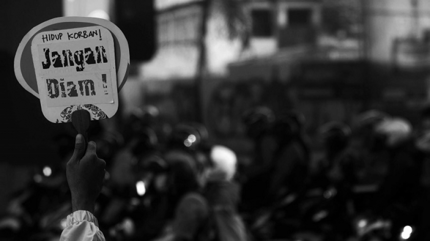 Aktor pantomim Wanggi Hoed beraksi di persimpangan jalan di Aksi Kamisan Bandung bertema Parade Melawan Kekerasan Negara di Bandung, 7 September 2023. (Foto: Prima Mulia/BandungBergerak.id)