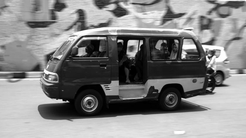 Angkutan kota melaju di Jalan Jakarta, Bandung, 21 September 2023. (Foto: Prima Mulia/BandungBergerak.id)