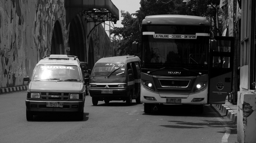 Angkutan kota melintas di Jalan Jakarta, Bandung, 21 September 2023. (Foto: Prima Mulia/BandungBergerak.id)