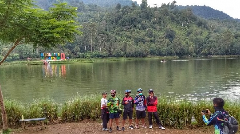 Visitors enjoying the ambiance of Situ Cisanti with the background of the Citarum 0 Kilometer Monument and Mount Wayang, March 2021. (Photo by Gan Gan Jatnika)