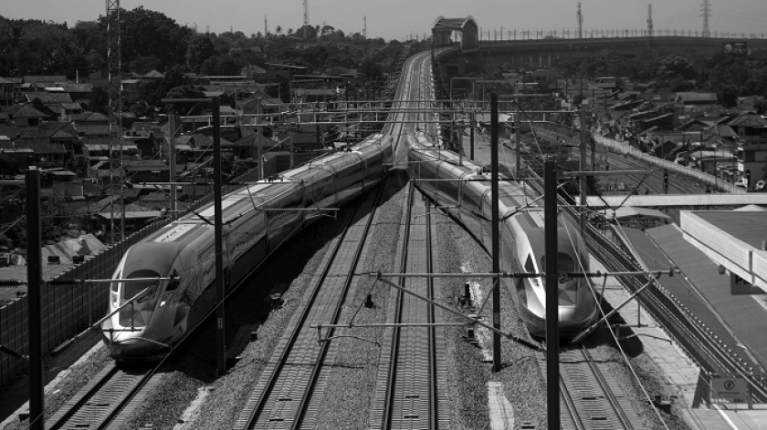 Dua unit EMU kereta cepat Jakarta Bandung memasuki Stasiun Padalarang, Kabupaten Bandung Barat,  13 September 2023. (Foto: Prima Mulia/BandungBergerak.id)