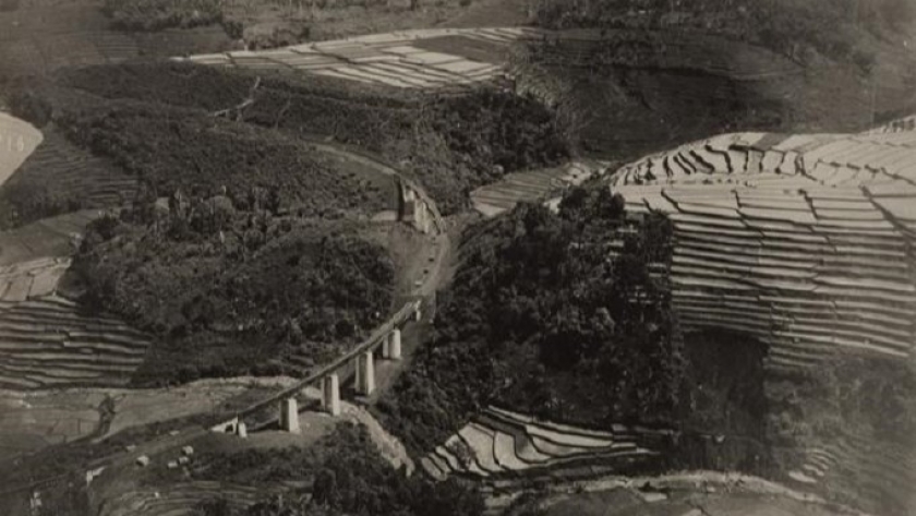 Illustration of the train bridge that crosses the Priangan area. Photo taken from the air around 1930-1932. (Source digitalcollections.universiteitleiden.nl)