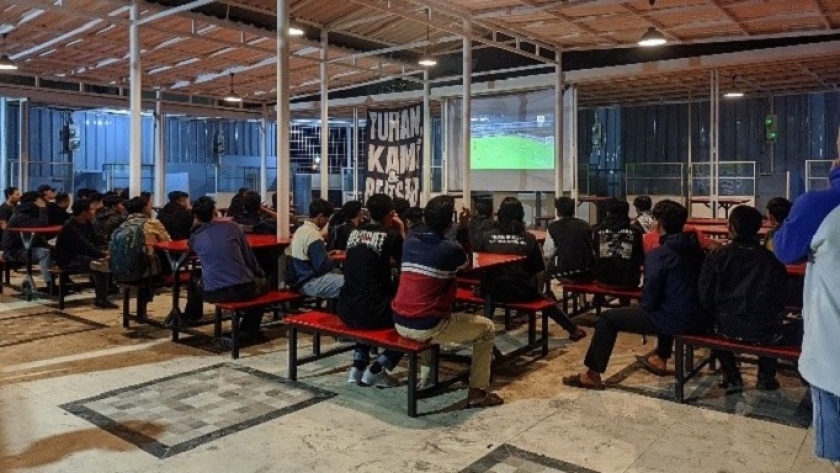 Suasana Nonton Bareng (Nobar) laga Persib Bandung vs Persita Tanggerang yang diselenggarakan di kantin baru kampus 1 UIN Sunan Gunung Djati Bandung yang diselenggarakan oleh Viking UIN Bandung. (Foto: Audi Maulana Yusuf)