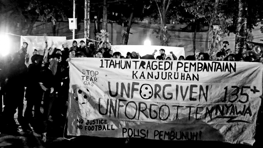 Peringatan 1 tahun tragedi Kanjuruhan di Taman Cikapayang, Dago, Bandung, Senin, 2 Oktober 2023. (Foto: Muhammad Akmal Firmansyah/BandungBergerak.id)