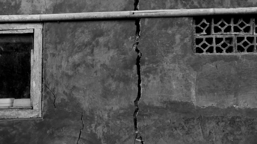 The house wall is cracked. (Photo: Virliya Putricantika/BandungBergerak.id)