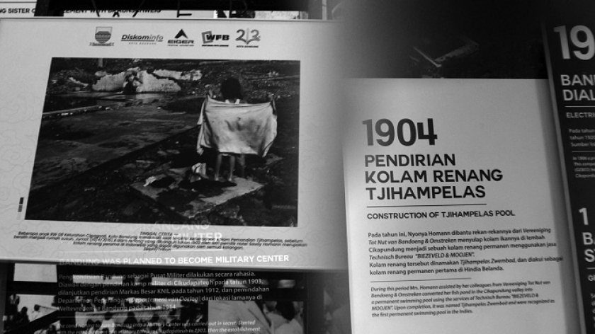 Foto kolam renang Cihampelas yang sudah lenyap berganti jadi apartemen pada pemeran foto Bandung & Kisahnya di Musium Kota Bandung, Minggu, 29 September 2023. (Foto: Prima Mulia/BandungBergerak.id)