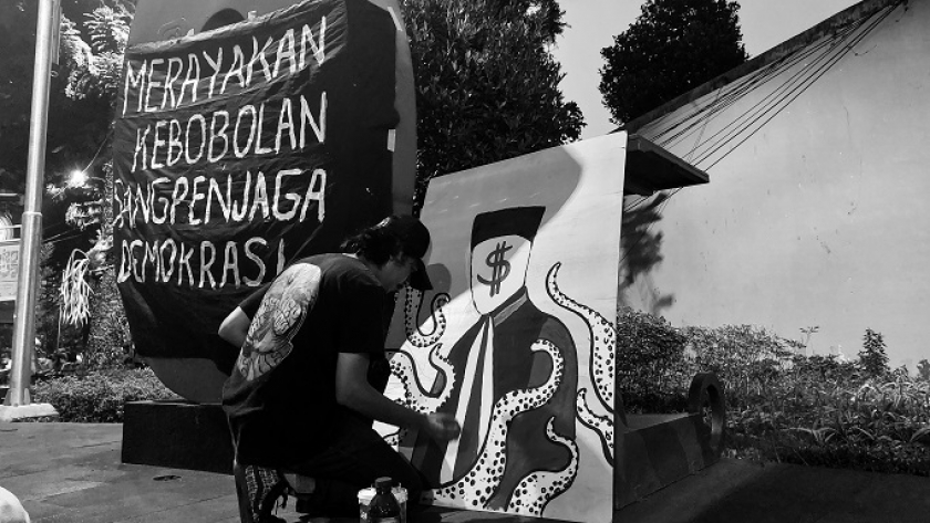 Sebuah mural menampilkan hakim yang terjerat oligarki dalam aksi mimbar bebas mahasiswa di Taman Dago Cikapayang, Bandung, Sabtu 7 Oktober 2023. (Foto: Awla Rajul/BandungBergerak.id)