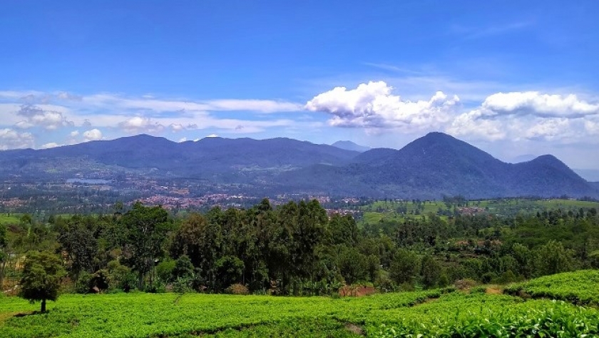 The Pangalengan Mountains can be enjoyed from the integrated tourist area of Cinyiruan Village, Pangalengan, Bandung Regency, in September 2021. (Photo: Gan Gan Jatnika)