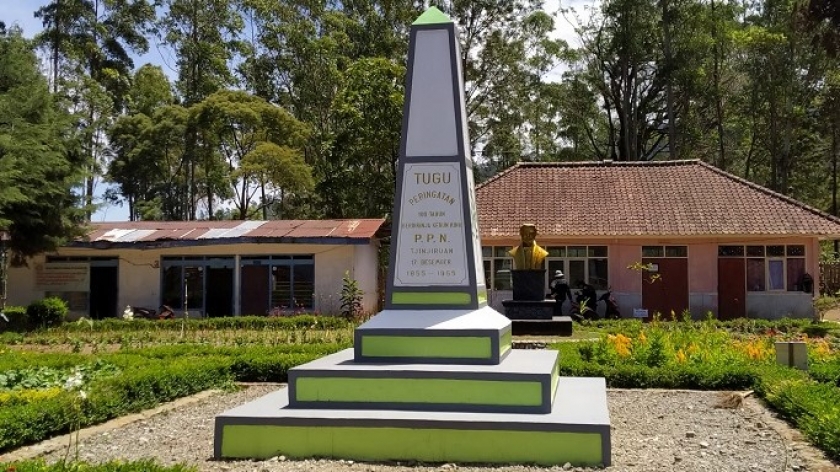 The centenary monument (1855-1955) of the Cinyiruan cinchona plantation and the bust of Franz Wilhelm Junghuhn in the courtyard of the plantation office, September 2021. (Photo: Gan-gan Jatnika)