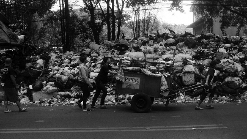 Petugas kebersihan mengankut sampah di TPS Tegallega, Bandung, Kamis, 12 Oktober 2023. (Foto: Prima Mulia/BandungBergerak.id)