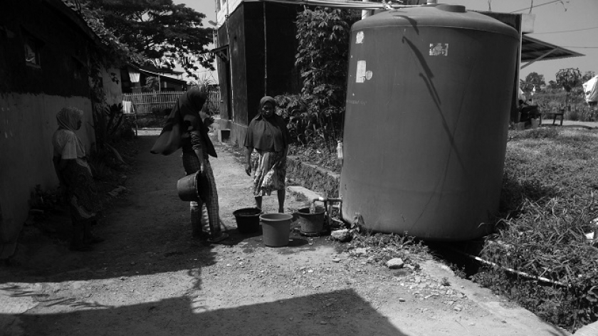 Warga mengisi roda berisi ember-ember air di Kampung Rancapait, Desa Linggar, Kecamatan Rancaekek, Kabupaten Bandung, Rabu, 11 Oktober 2023. (Foto: Prima Mulia/BandungBergerak.id) 