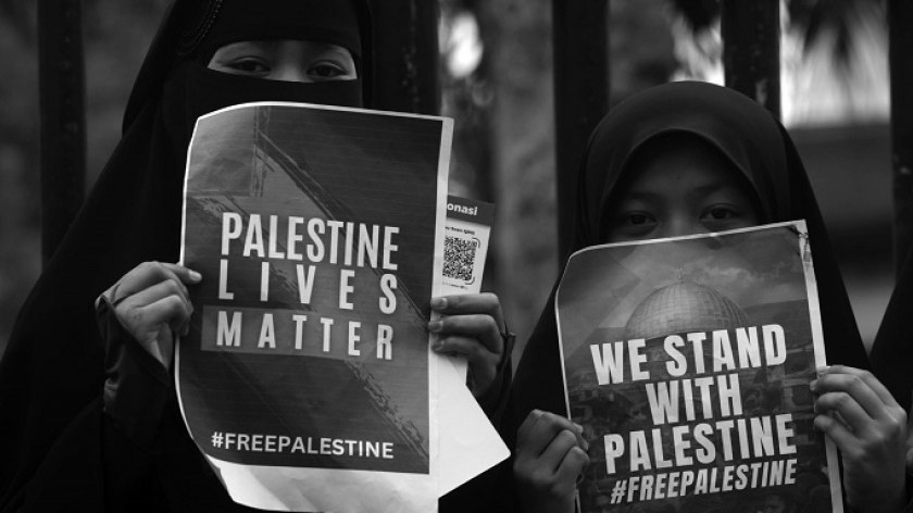 Peserta aksi membentang spanduk dukungan untuk Palestina di depan Gedung Sate, Bandung, Jumat, 13 Oktober 2023. (Foto: Prima Mulia/BandungBergerak.id)