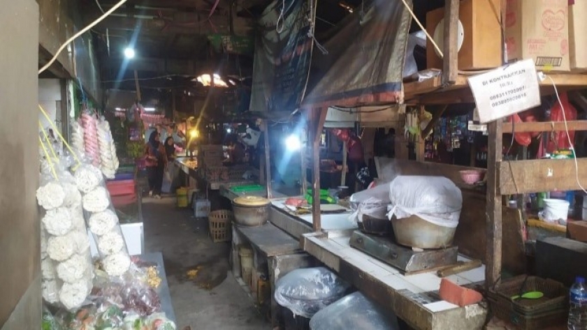 Situasi di dalam Pasar Gegerkalong yang terganggu oleh gunungan sampah dan bau yang menyertainya. (Foto: dokumentasi Yogi Esa Sukma Nugraha)