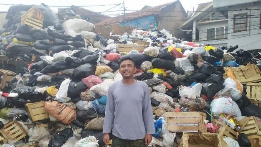 Ogy Sutardiana, seorang petugas kebersihan dan keamanan di Pasar Gegerkalong, Bandung. (Foto: dokumentasi Yogi Esa Sukma Nugraha)