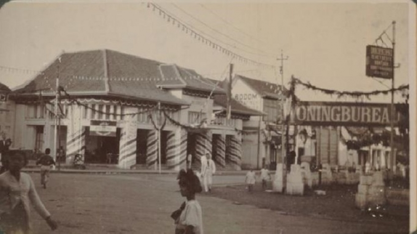 Gedung Societeit Ons Genoegen dipenuhi hiasan untuk merayakan ulang tahun Bandung sekitar tahun 1923. (Koleksi KITLV 141172, Sumber digitalcollections.universiteitleiden.nl)