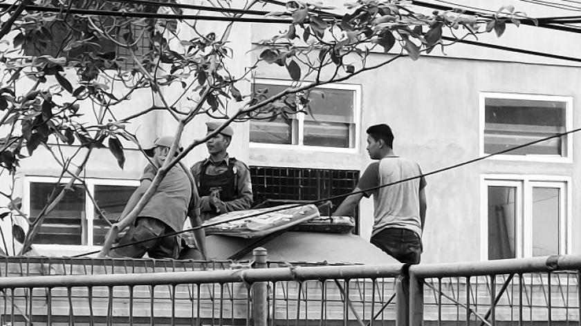 Aparat Satpol PP Kota Bandung sedang mengangkut barang Eva Eryani ke mobil truk di Tamansari, Rabu, 18 Oktober 2023. (Foto: Awla Rajul/BandungBergerak.id)