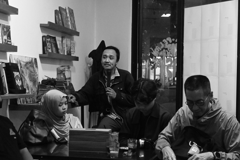 Diskusi Ngadu Buku Bandung bertajuk Pers, Bandung, dan Nasib Kuli Tinta di Kedai Jante, Perpustakaan Ajip Rosidi, Jumat malam, 20 Oktober 2023. (Foto: Awla Rajul/BandungBergerak.id)