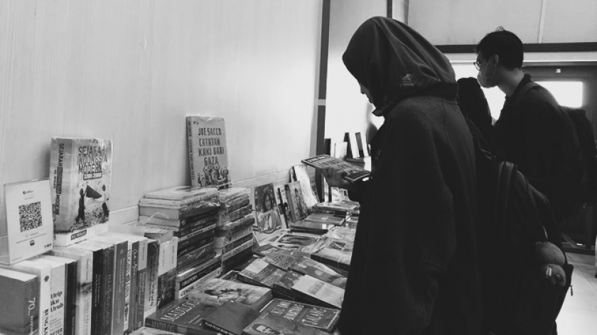 Lapak buku yang digelar oleh Lawang Buku dalam acara diskusi di kampur Universitas Pasundan Jumat pagi, 27 Oktober 2023. (Foto: Salma Nur Fauziyah)