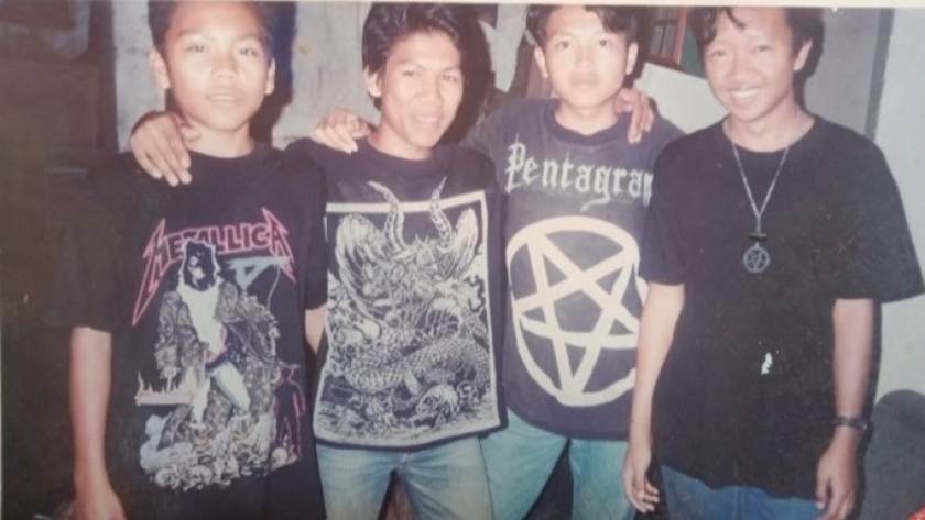 Penulis bersama band Idolator , usai acara Pentas Kemerdekaan tahun 1993 di Linggawastu yang disponsori GMR. (Foto: Indra Prayana)