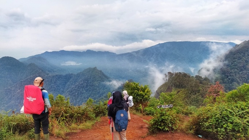 View from the peak of Mount Burangrang towards the east, showing Situ Lembang in the caldera basin of Mount Sunda Purba, in October 2021 (Photo: Gan Gan Jatnika).