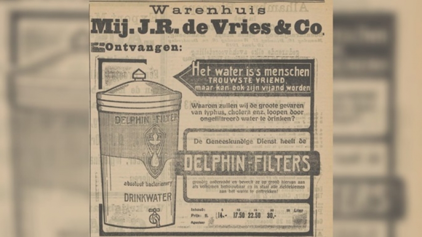 Iklan Warenhuis de Vries tahun 1913, setahun setelah gedungnya selesai dirombak oleh M.K. de Vries. (Sumber: De Preanger-bode, 14 Juni 1899)